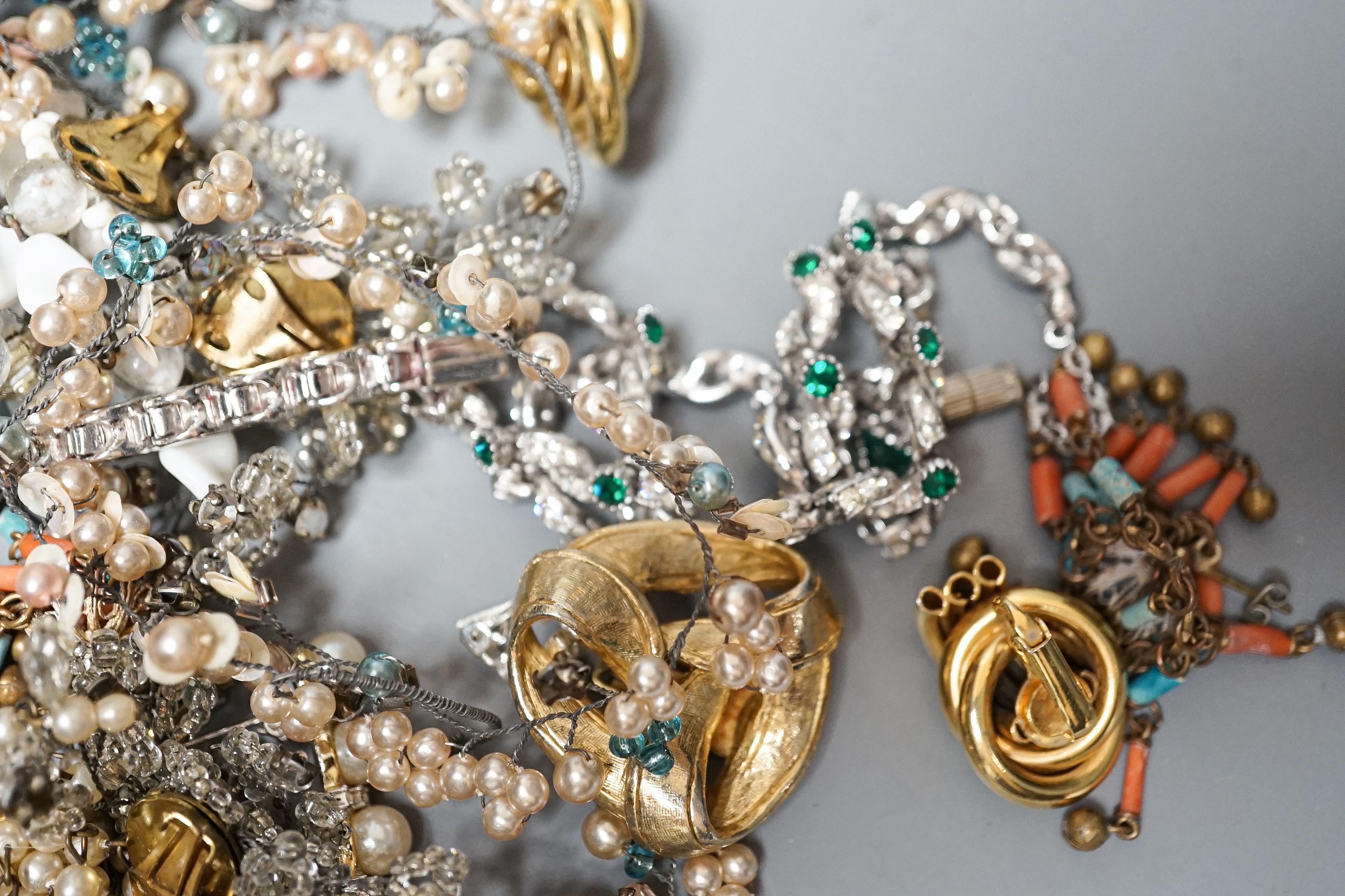 A small group of costume jewellery.